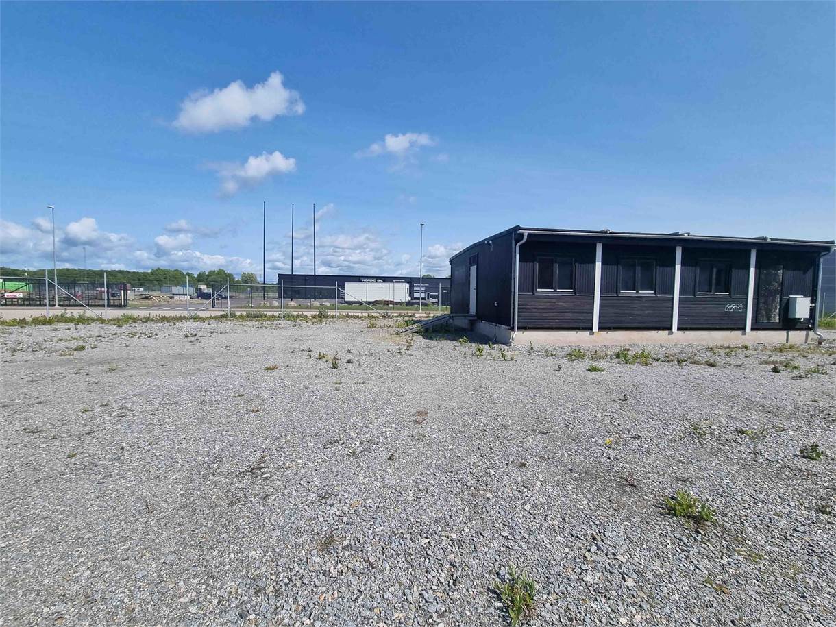 Inhägnad mark med kontor i Stora Höga – Brålandsvägen 25 bild 1