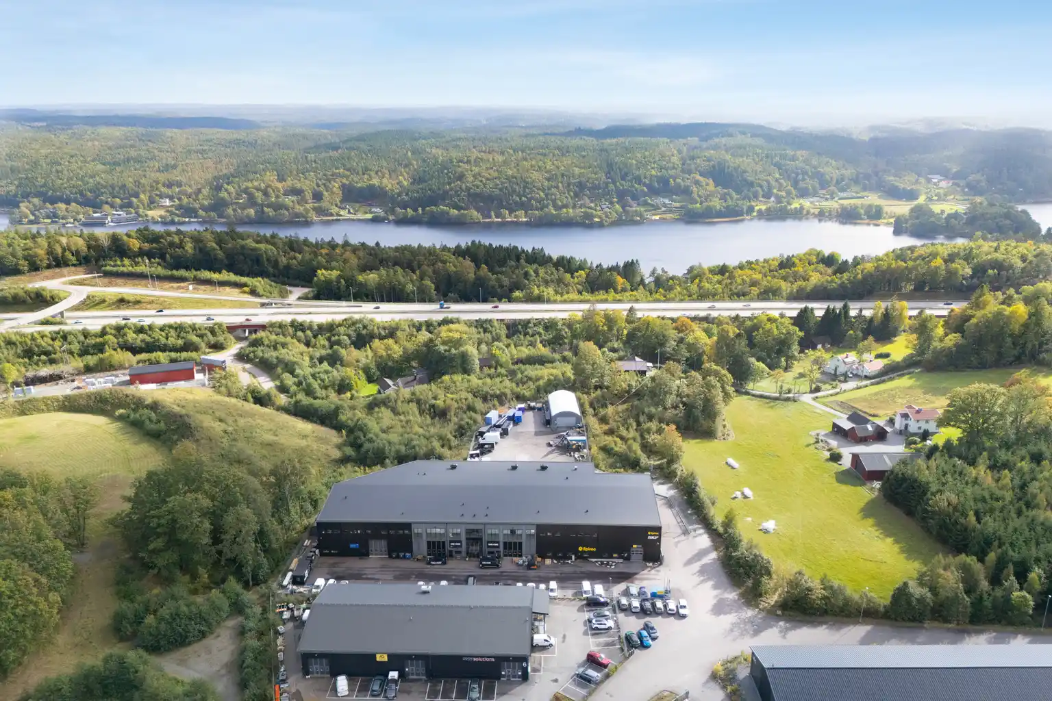 Lagerlokal med generös takhöjd i Landvetter – Gröenvägen 8 bild 1