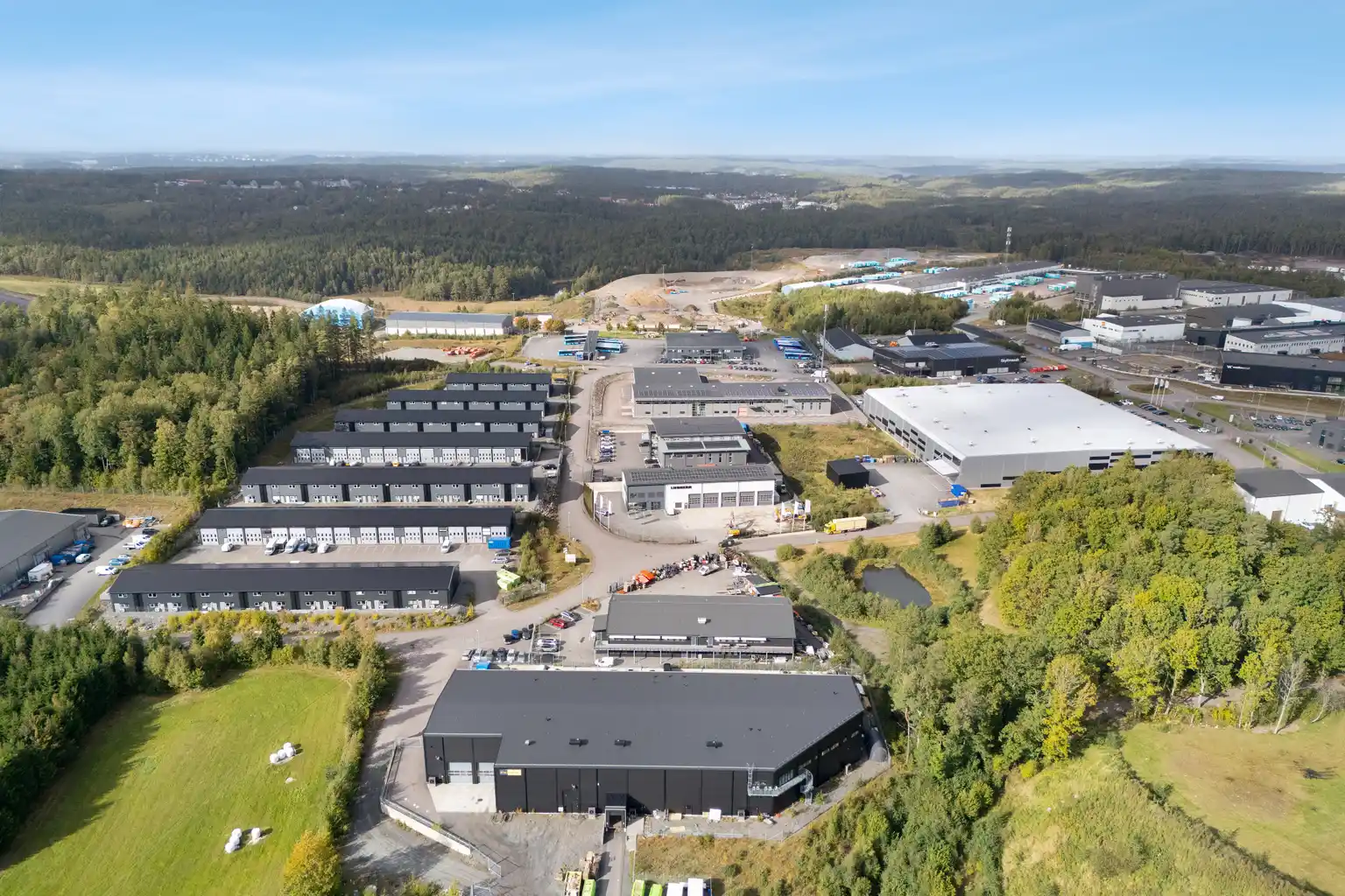 Lagerlokal med generös takhöjd i Landvetter – Gröenvägen 8 bild 3
