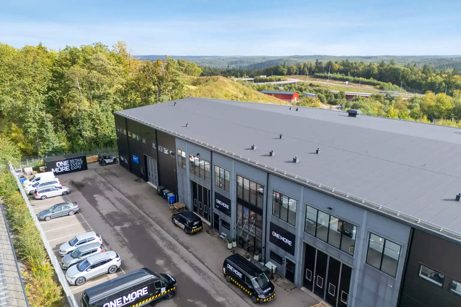 Lagerlokal med generös takhöjd i Landvetter – Gröenvägen 8 bild 2